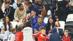 Non c'e due senza tre! Celebrul fotbalist milionar și-a înșelat nevasta și amanta cu o a treia femeie, un manechin misterios!