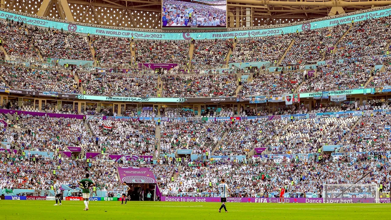Organizatorii Campionatului Mondial din Qatar nu se dezmint și șochează o dată-n plus: numărul oficial al spectatorilor, „umflat” din nou la meciul dintre Argentina și Arabia Saudită, de pe Lusail Stadium!