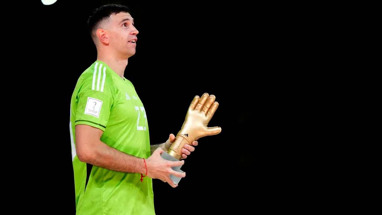 Gest obscen incredibil al portarului Emiliano Martinez, după ce a primit „mâna de aur”, trofeul pentru cel mai bun portar de la Cupa Mondială din Qatar! | VIDEO