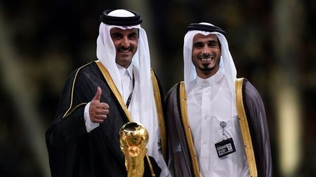 Emirul Qatarului vrea să mai cumpere o echipă de fotbal. Nu se mulțumește numai cu Manchester United și PSG