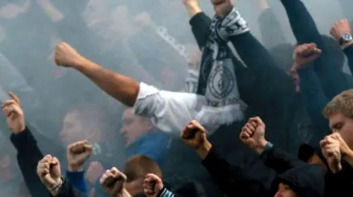 VIDEO ȘOC Petrescu a văzut iadul cu ochii lui!** Fanii a două galerii rivale s-au aliat pentru războiul cu ultrașii lui Dinamo! Meciul, suspendat după haosul din tribune
