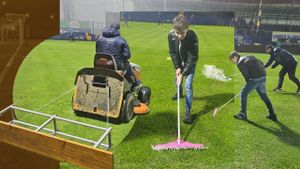 Reportaj savuros din balta de la Clinceni. Cum a fost pusă la cale operațiunea „tractorașul și băncuța” la meciul dintre Unirea Slobozia și Dinamo: „Nu mi-ai arătat cum să fac! Dacă nu a mai plouat...”. EXCLUSIV