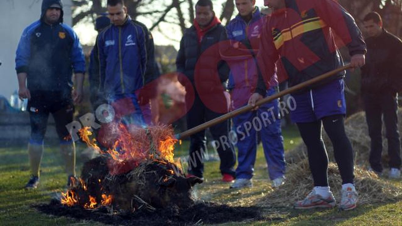 FOTO Campionii României au sărbătorit finalul de an prin tăierea porcului