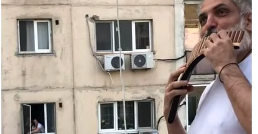 VIDEO / Damian Drăghici a cântat pentru vecinii săi, din balcon. Moment emoționant în plină pandemie de coronavirus!