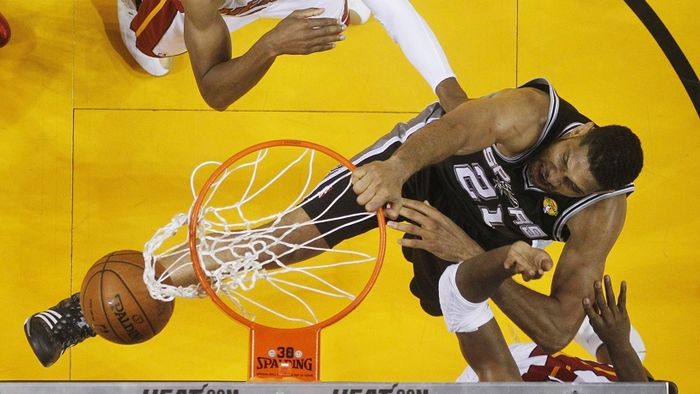 O victorie pentru un titlu. Spurs a spulberat-o din nou pe Heat, chiar pe terenul echipei lui LeBron. Tim Duncan, recorduri istorice la 38 de ani