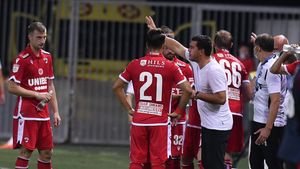 Dinamo a mai facut trei transferuri pentru titlu: Jorge Pombo, Guillermo Fernandez Hierro și Tomas Mejias. Salariu de 20.000 de euro pe lună pentru noul portar al lui Dinamo