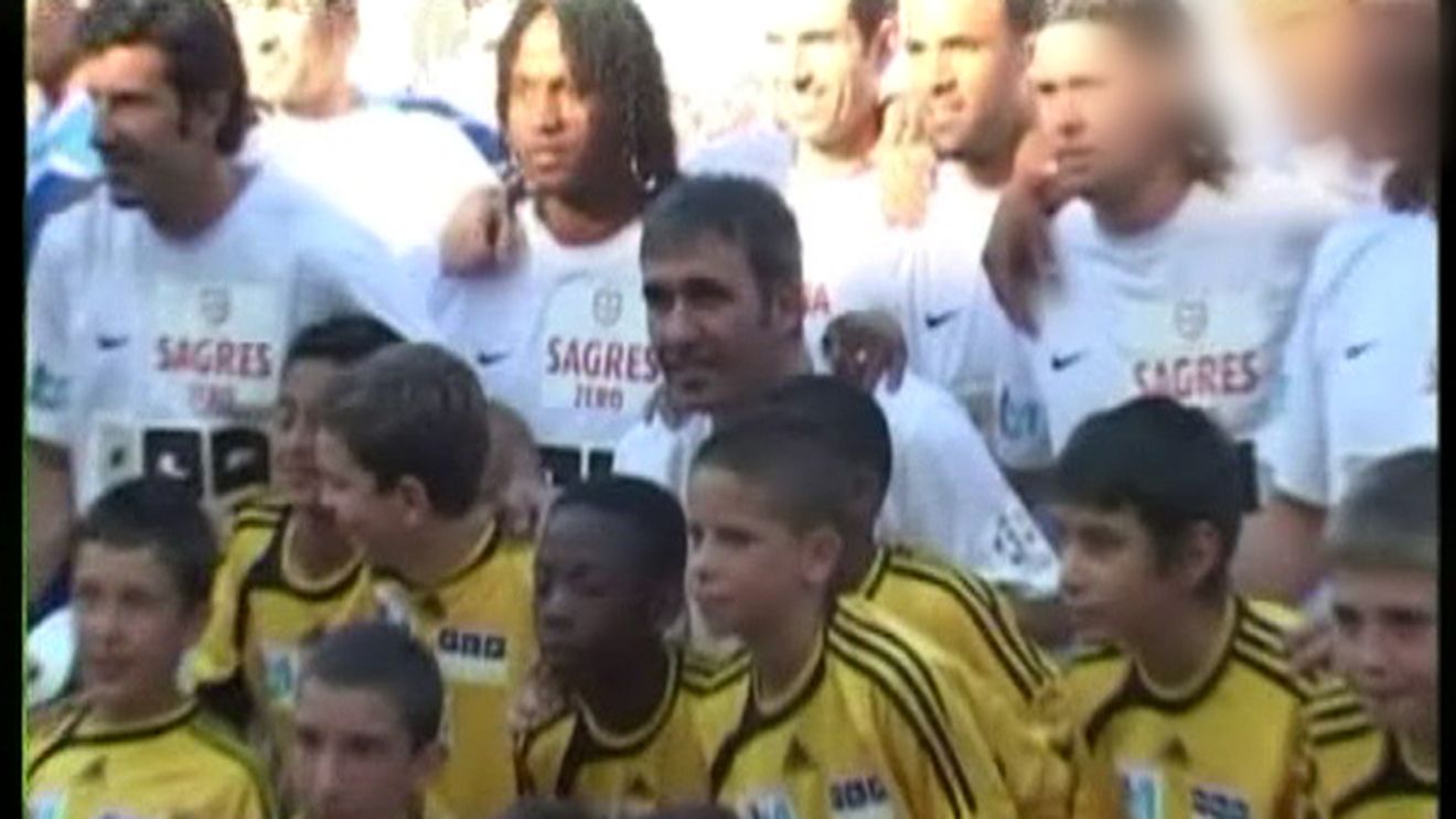 VIDEO ** Hagi a făcut spectacol la meciul caritabil organizat de Figo!