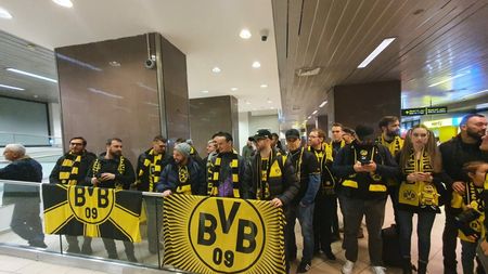 Borussia Dortmund a ajuns la București! Fanii s-au înghesuit pentru poze și autografe. Cum i-a impresionat antrenorul Edin Terzic | VIDEO