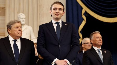 Milionarii români ar fi făcut plăți de peste 100.000 de euro pentru a "da mâna" cu fiul lui Donald Trump! "De mine s-a rugat şi nu m-am dus. Nu aş fi dat nici 2.500 de euro"