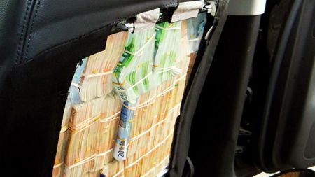 Descoperire ULUITOARE a polițiștilor! Câți bani au îndesat doi chinezi într-o mașină 