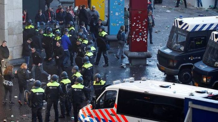 Francezii au blocat metroul din Amsterdam, poliția a arestat o "armată" de fani