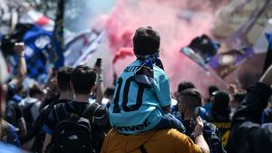 Sărbătoare la Milano! Mii de oameni au ieșit pe străzi, după ce Inter a ridicat trofeul de campioană | FOTO