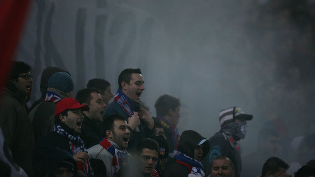 VIDEO/ Ultrașii Stelei, în război cu jandarmii! **