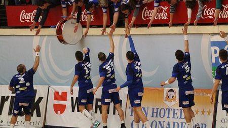 Cine rămâne în afara play-off-ului în Liga Națională de handbal masculin? Bătălia se anunță foarte strânsă și dură, iar meciurile directe dintre formațiile aflate în Top 9 vor face diferența. Situația după prima treime din campionat 