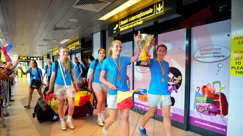 FOTO | Campioanele mondiale au sosit acasă și au fost primite pe aeroport de peste 100 de oameni. Secundul Kozma, după prezentarea trofeului: „Un fleac! Le-am ciuruit”