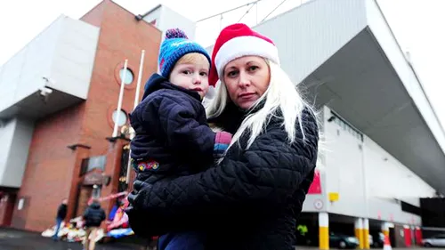 O mamă și fiul său în vârstă de doi ani, dați afară de pe stadionul lui Liverpool, la pauza meciului! 