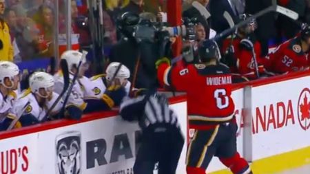 Nu e mâna lui Ganea în gâtul lui Mudura, e mai dureros. Un jucător din NHL riscă suspendarea după ce a întins un arbitru pe gheață 