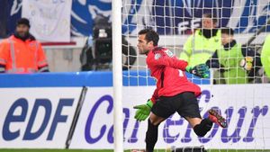 Performanță unică reușită de Dani Alves. Brazilianul a evoluat pe toate pozițiile la PSG:  portar, fundaș, mijlocaș și atacant!