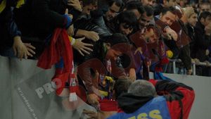 Martinovic, la un pas să fie "executat" de fani! FOTO** Cum l-au făcut prizonier pentru a-i lua tricoul