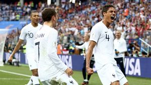 "Cine nu are portar, să-și cumpere!". Franța merge în semifinale după 2-0 cu Uruguay, meci privit de pe bancă de Cavani și decis de Varane, Griezmann și gafa lui Muslera. Cronica partidei