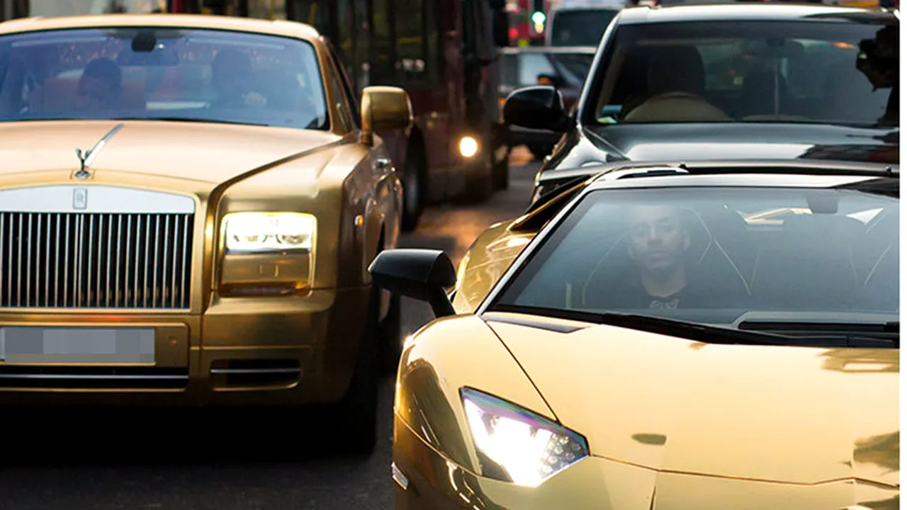 FOTO | De ce să închiriezi o mașină când poți face asta :) Ce mașini și-a luat după el un turist miliardar, într-o vizită în Londra