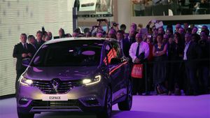 SALONUL DE LA PARIS | Renault, defilarea dinamică de "catwalk" pentru noul Espace și un super-hibrid cu aspect de mașină sport