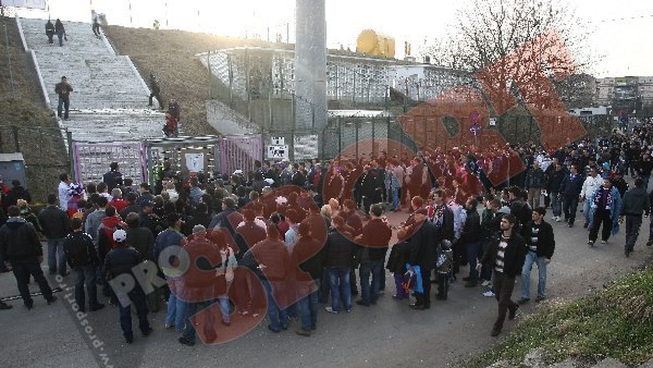 FOTO** Nebunie la porțile lui "Dan Păltinișanu!" Fanii s-au "călcat în picioare" pentru a vedea meciul cu Știința