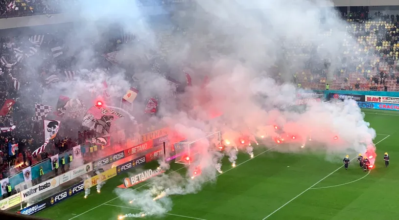 Spectacol pirotehnic ca pe vremuri în derby-ul FCSB - Rapid! Arsenalul de fumigene, torțe și petarde a întrerupt meciul de pe Arena Națională | FOTO