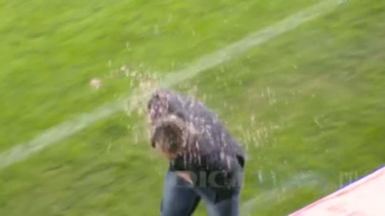 Reghecampf, udat cu un lichid de culoare roșiatică la pauză:** "Aia era de fapt mizerie, nu ceai!" Faza care nu s-a văzut în direct la TV