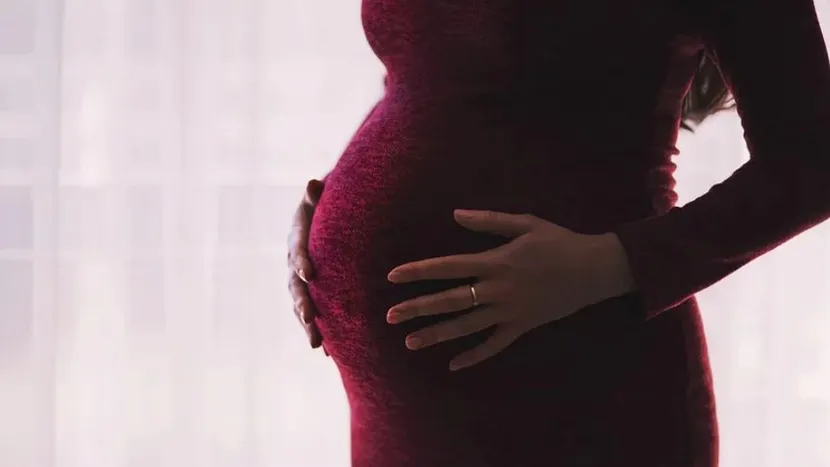 Cine este femeia care a rămas însărcinată cu iubitul fiicei sale!