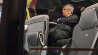O imagine cât o carieră: Mircea Lucescu, singur în autocar, după ce România a ratat calificarea la Campionatul Mondial!