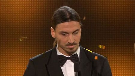 VIDEO | Zlatan Ibrahimovic a emoționat publicul până la lacrimi când și-a ridicat premiul "Guldonbollen"