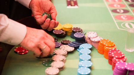 A furat peste 20 de milioane de dolari de la echipa de fotbal și i-a băgat la pariuri, iar apoi a cerut despăgubiri de 250 de milioane!