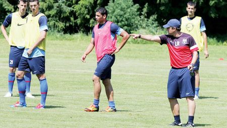 Reghe nu și-a pierdut încrederea în Rocha:** "Meciul cu Molde nu este decisiv pentru el! E un fotbalist important pentru Steaua"