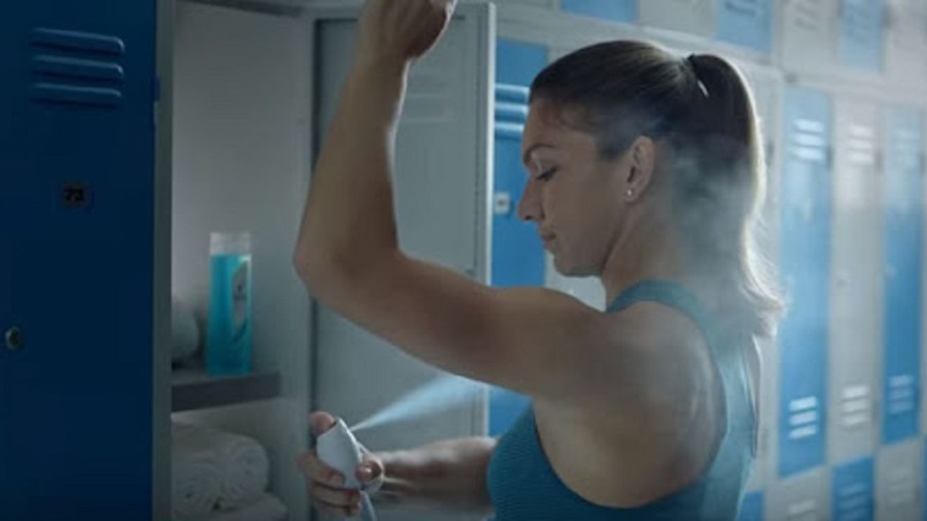 Simona Halep a ajuns subiect de ironii amare după ultima reclamă în care a apărut: „Simo, dă-te și pe gambă cu Rexona!" VIDEO