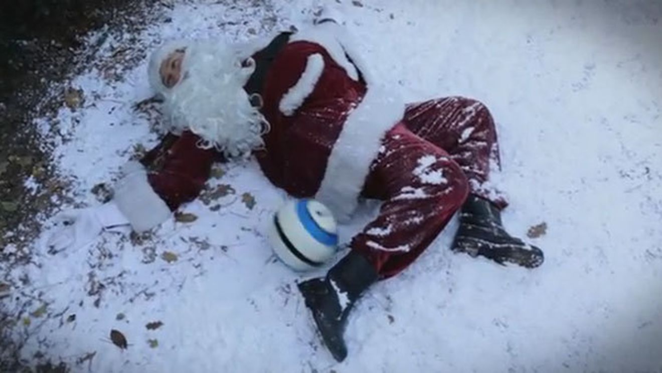 VIDEO Moș Crăciun NU MAI VINE!** A fost răpus de o minge în cartierul plăcerilor din Hamburg