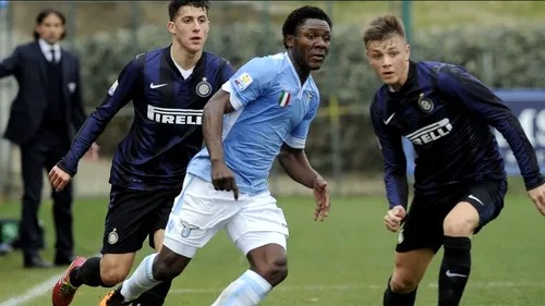 Tinerețe fără bătrânețe pentru un fotbalist de la Lazio. Povestea fascinantă a camerunezului de 17 ani care arată de 40 