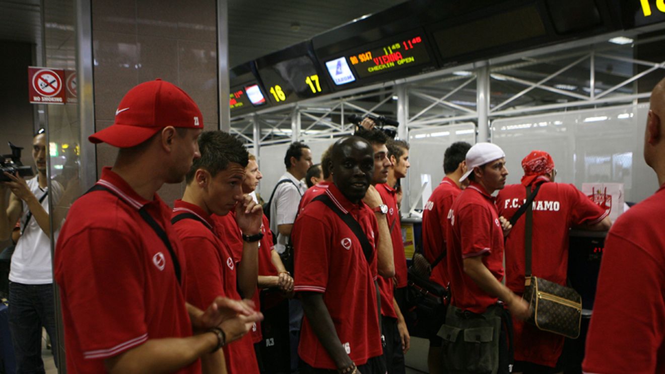 "Câinii" pleacă mâine în Franța