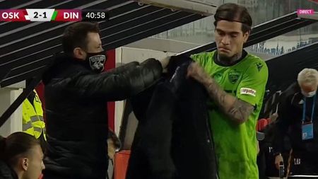 Răzvan Popa, vizibil dezamăgit după schimbarea înainte de pauză! De ce a decis Mircea Rednic să-l scoată de pe teren pe fundaș