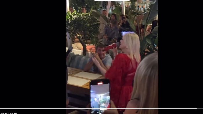 Loredana Groza i-a dansat și i-a cântat la masă lui Gică Hagi sub privirile soției acestuia