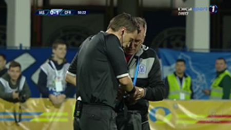 Hațegan, la un pas de accidentare! FOTO | Vedeta arbitrajului românesc a avut nevoie de îngrijiri medicale