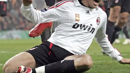 Adebayor va sta pe tușă trei săptămâni