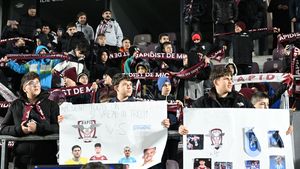 Imagini fabuloase de la Rapid - Universitatea Craiova. Imnul vişiniilor, cântat de mii de copii pe stadionul din Giuleşti