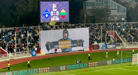 Mesajul afişat de ultraşii kosovari, încă din primul minut al meciului cu Lituania din Nations League