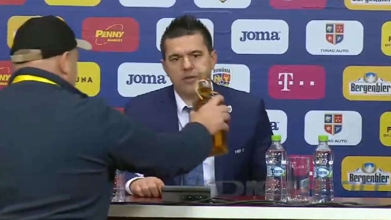 Moment "altfel" la conferința de presă: Contra a fost așteptat cu o sticlă de palincă. Reacția selecționerului :)
