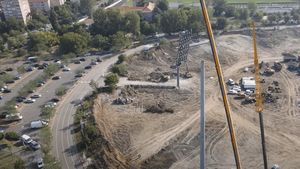 Stadionul de 140 de milioane de euro din inima României e din ce în ce mai aproape de a fi construit. S-au demontat stâlpii de nocturnă de la vechea şi legendara arenă