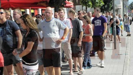 Și slovacii au aflat că "Steaua e numai una":)!** Peste 100 de fani ai lui Spartak au așteptat ore bune deschiderea caselor de bilete