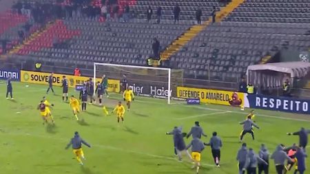 Meci total „nebun”! Au întors rezultatul cu goluri în minutele 90+11 și 90+13 și au ieșit din zona retrogradării