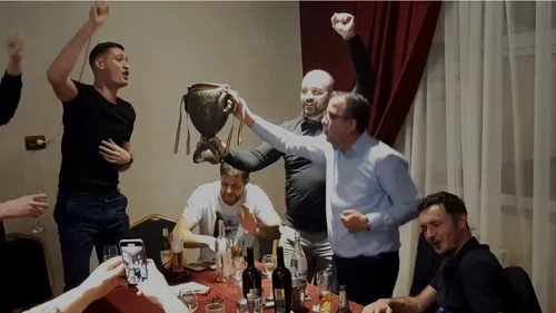 Dinamoviștii au sărbătorit câștigarea Cupei cu injurii pentru steliști! Taraful Tudorel Paganini și Nicu Manșon au cântat la petrecere | VIDEO