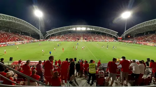 9.000 de fani au creat o atmosferă de mare meci la Arad în partida cu FCSB. Torțe în tribune aprinse în primele minute pe stadion